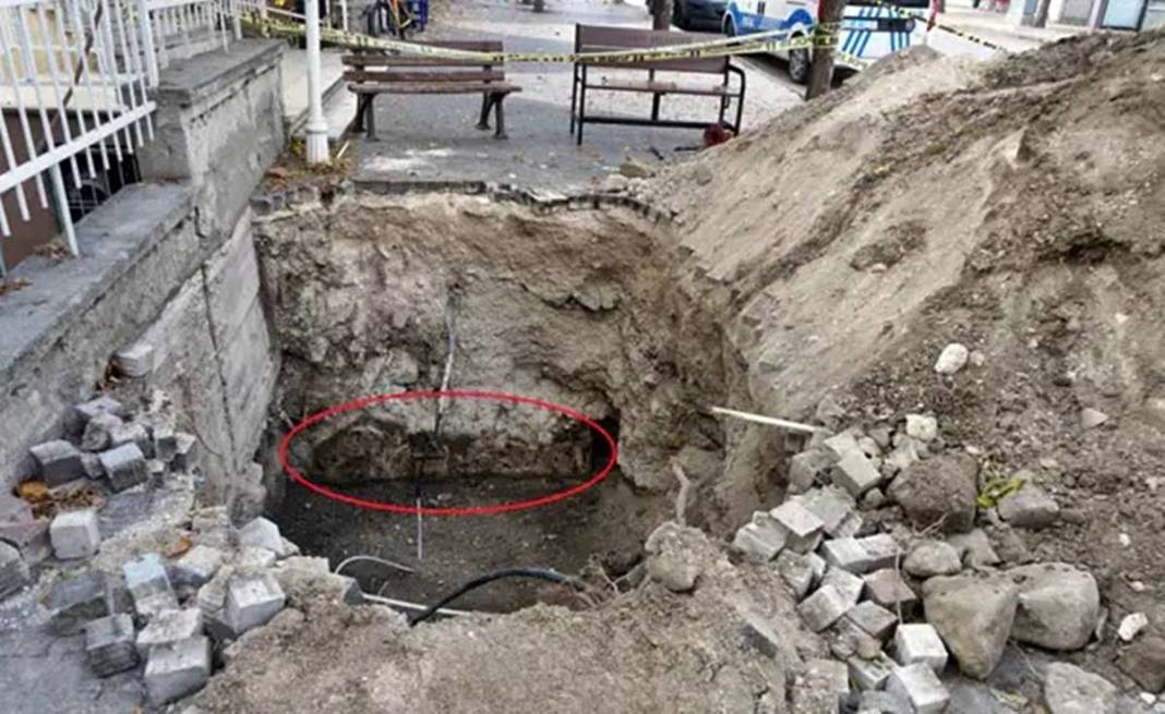 Görevli gibi giyinip sokağı kazdılar: Çıkanlar hayrete düşürdü! Borulara zarar verince gerçek ortaya çıktı 27